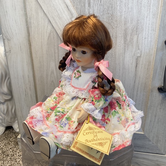 Soft Expressions Animated Wind Up Bisque Porcelain Musical Doll Brown Hair/Eyes - Picture 4 of 13